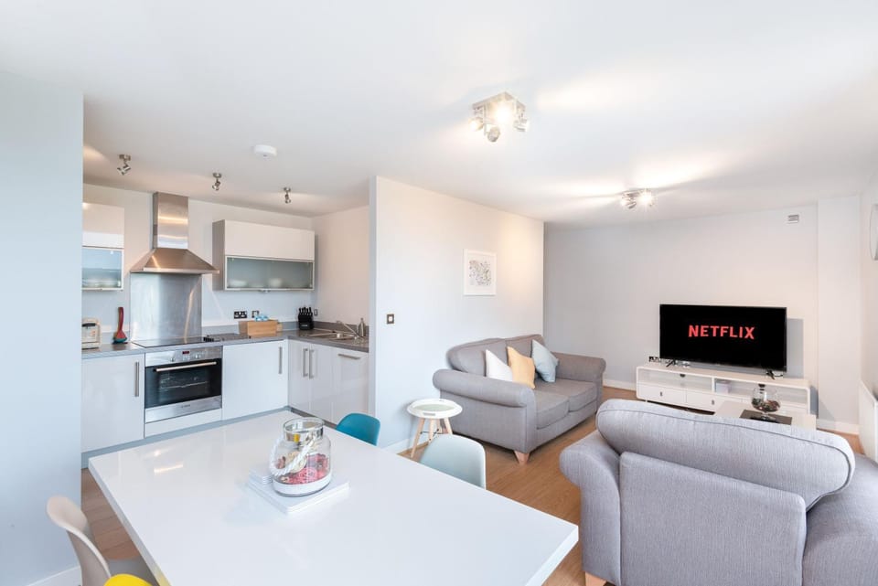 TV and multimedia, Kitchen or kitchenette, Living room, Seating area, Dining area