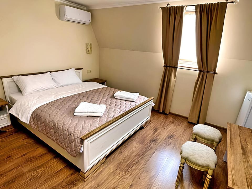 Bed, Photo of the whole room, Bedroom, air conditioner