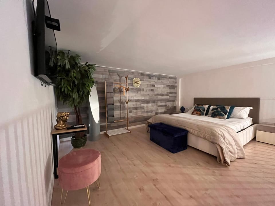 Bed, TV and multimedia, Photo of the whole room, Bedroom