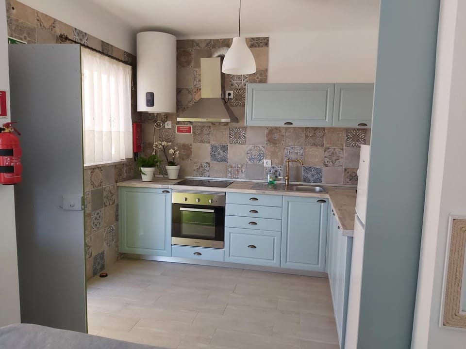 Kitchen or kitchenette, Communal kitchen