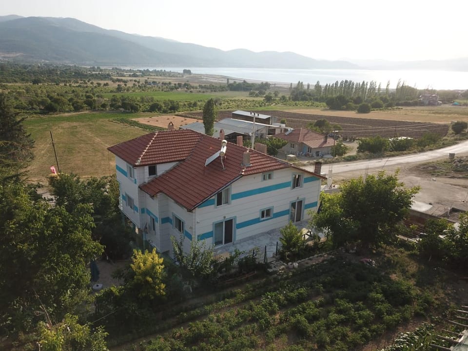 Property building, Day, Natural landscape, Bird's eye view, Lake view, Mountain view