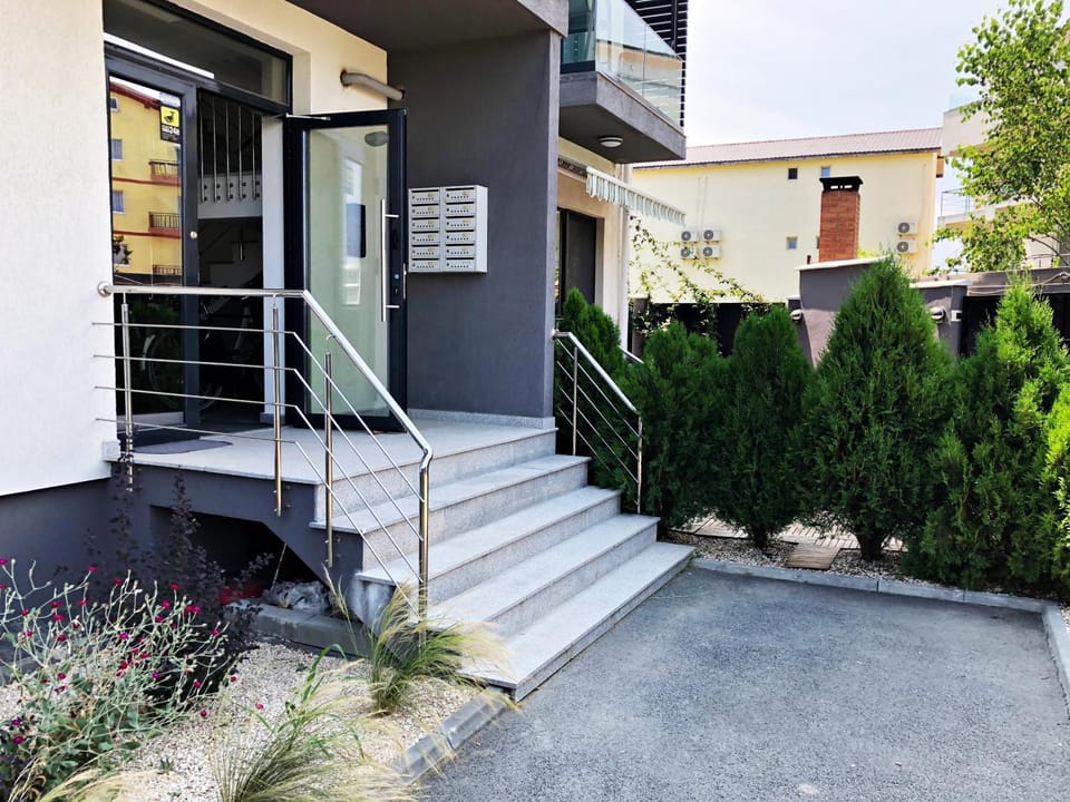Facade/entrance
