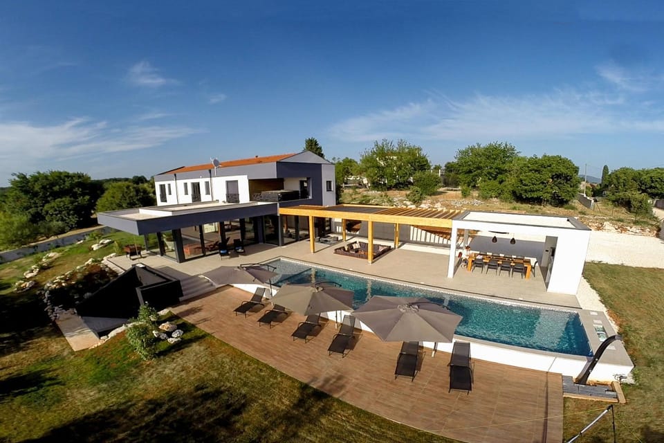 Property building, Garden, Balcony/Terrace, Pool view, Swimming pool