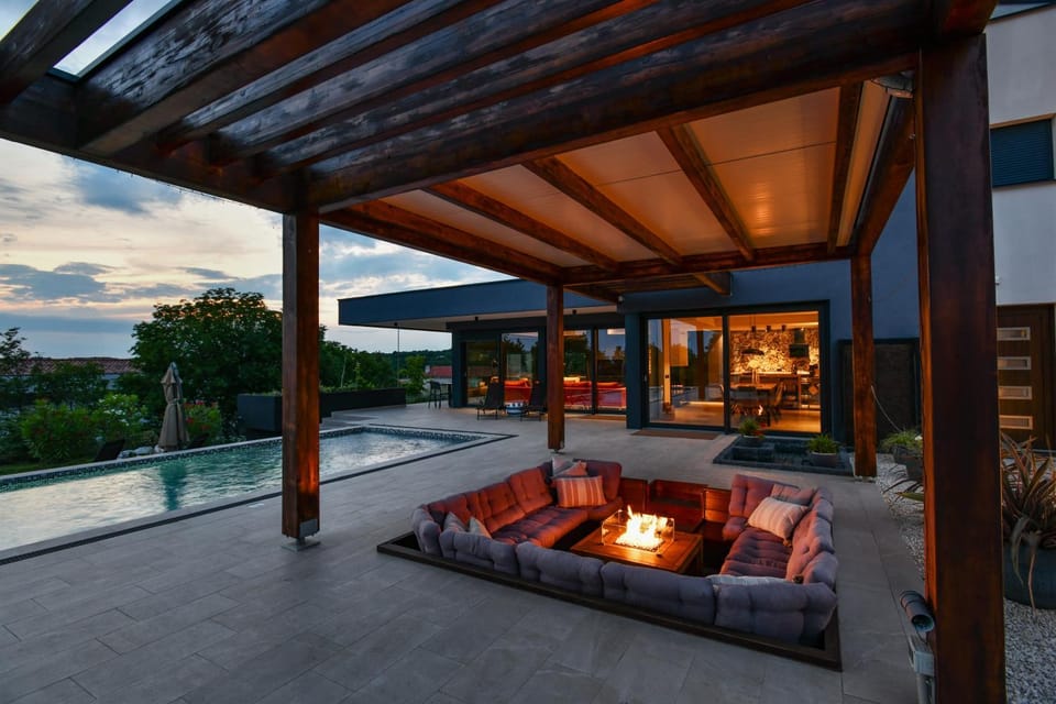 Property building, Patio, Natural landscape, Balcony/Terrace, Lounge or bar, Seating area, Pool view, Swimming pool, flat iron