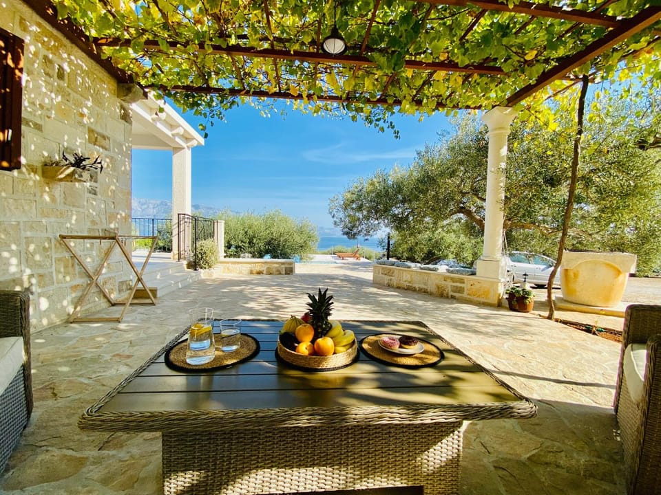 Mountain view, Pool view, Sea view