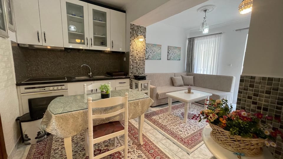 Kitchen or kitchenette, Seating area, Dining area