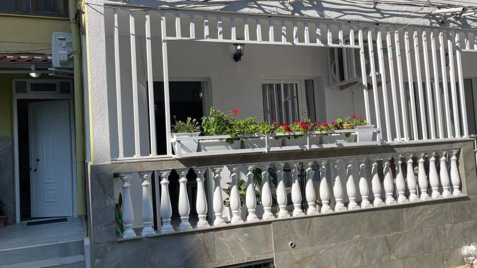 Property building, Patio, Balcony/Terrace