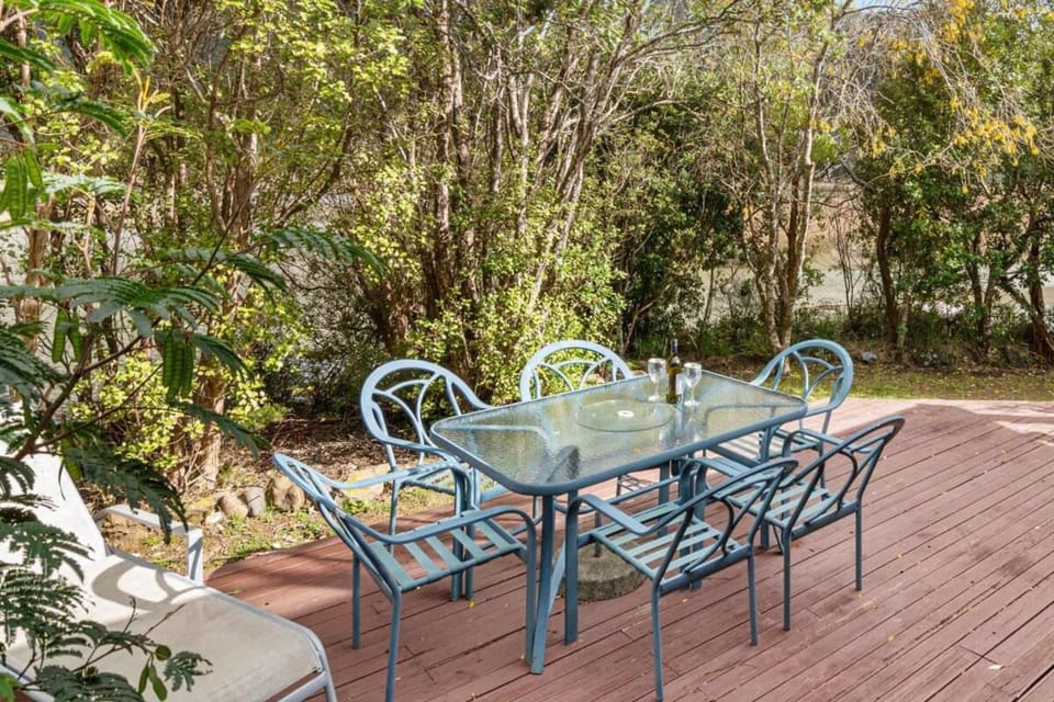 Waters Edge Golden Bay House in Tasman District, Tasman, New Zealand