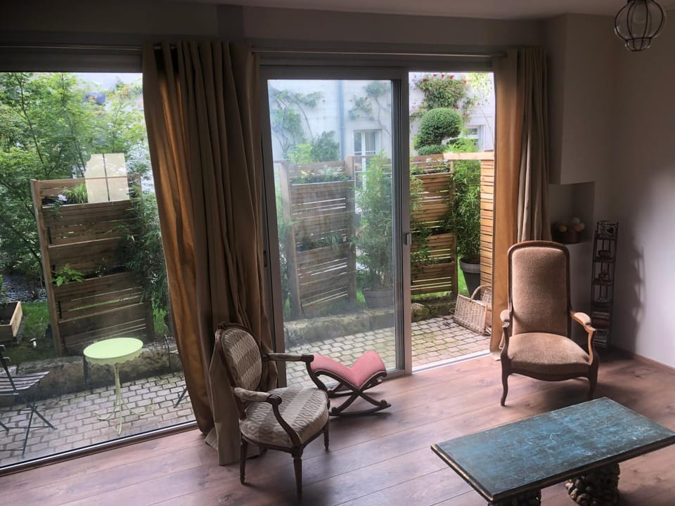 Patio, Living room