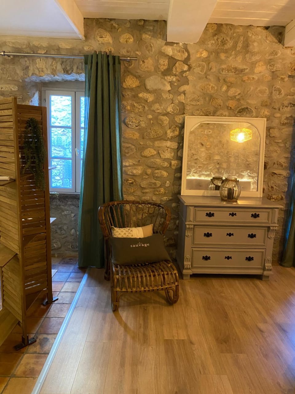 Le Bruit de l'eau (Chambre Boudoir) Bed and Breakfast in Provence-Alpes-Côte d'Azur