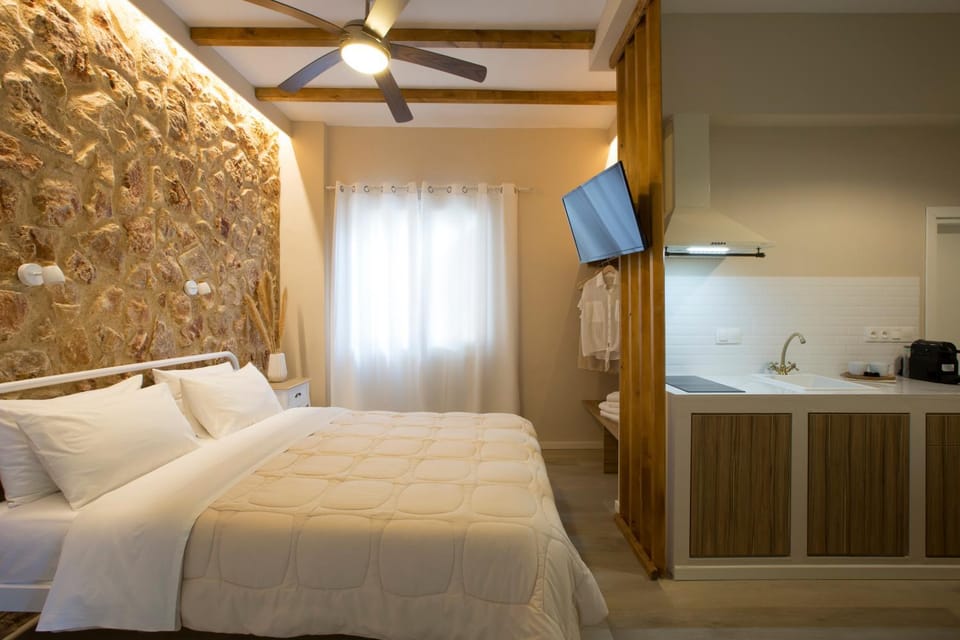 Bed, TV and multimedia, kitchen