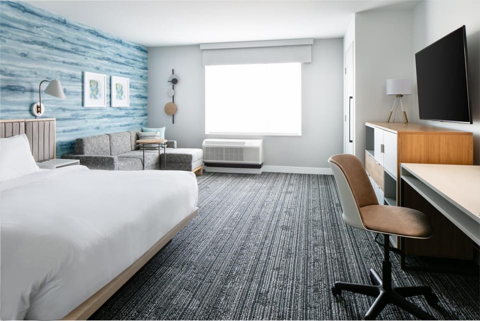 Bed, TV and multimedia, Photo of the whole room, Seating area, Bedroom