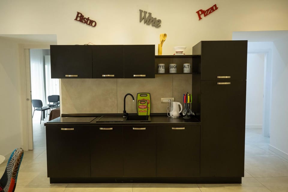 Coffee/tea facilities, Kitchen or kitchenette, stove