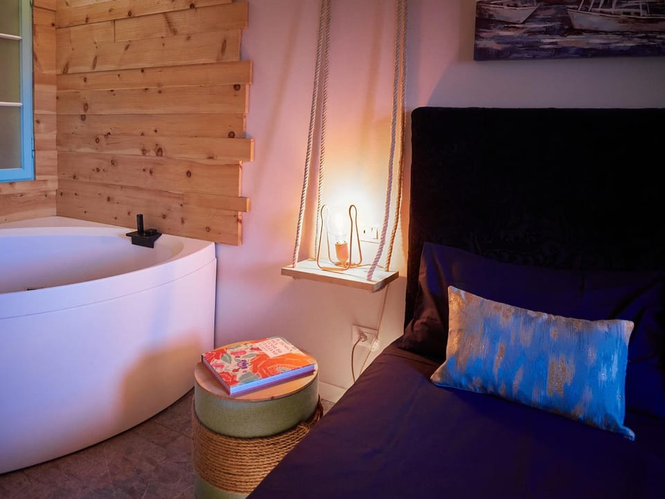 Bed, Photo of the whole room, Bedroom, Bath