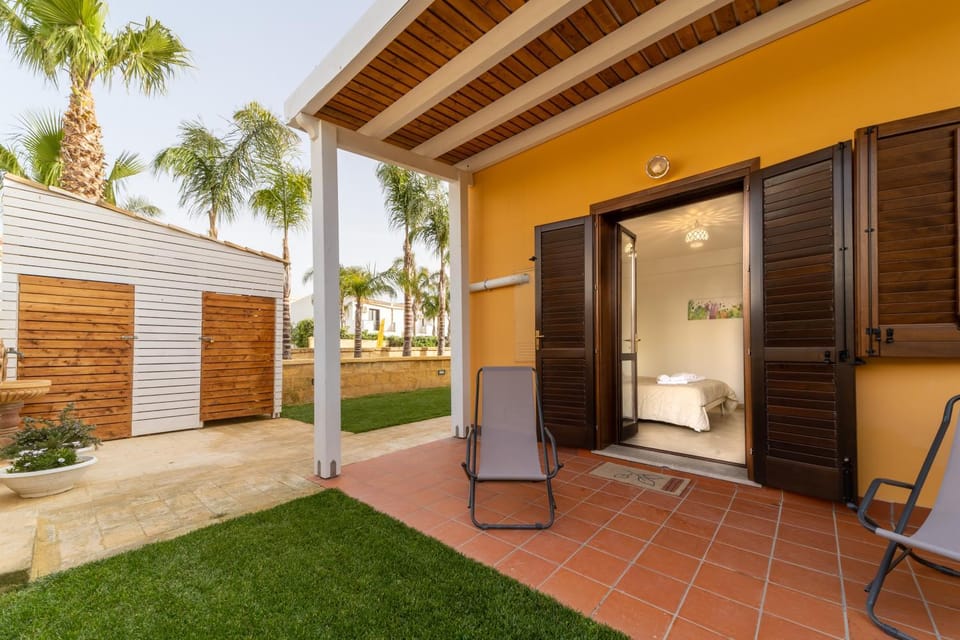 Property building, Patio, Facade/entrance