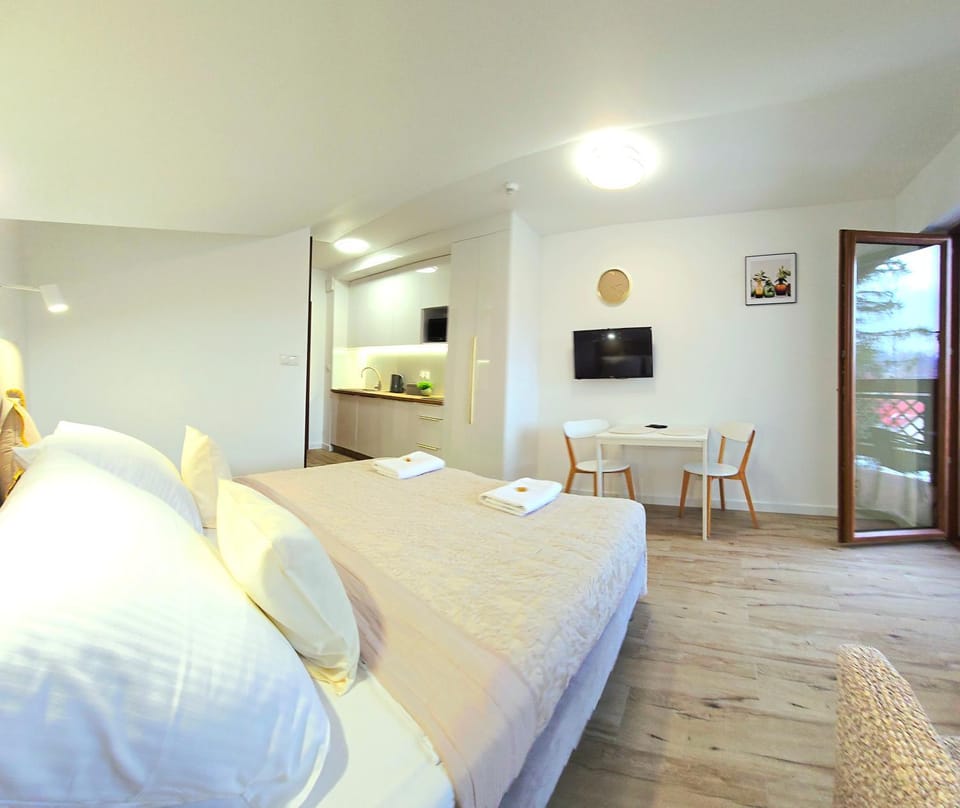 Bed, TV and multimedia, Living room, Photo of the whole room, Seating area, Bedroom, towels