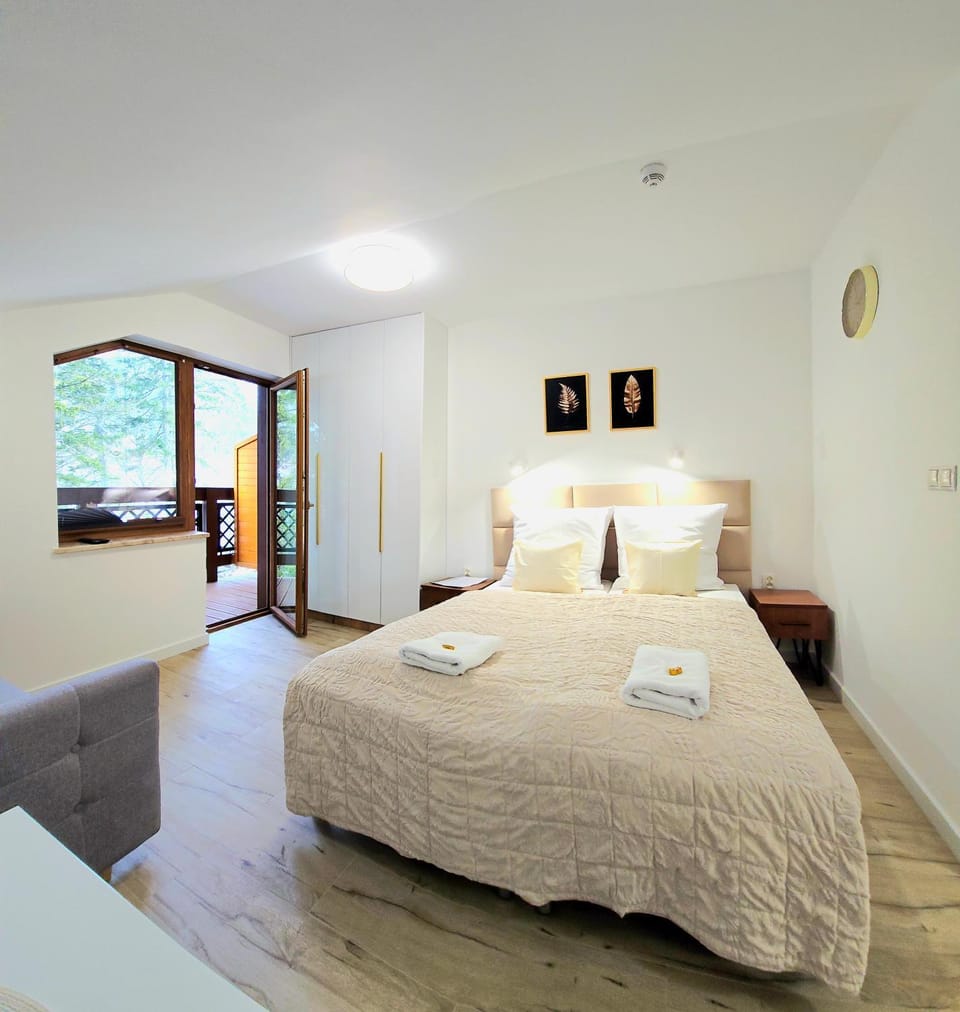 Bed, Photo of the whole room, Bedroom, towels