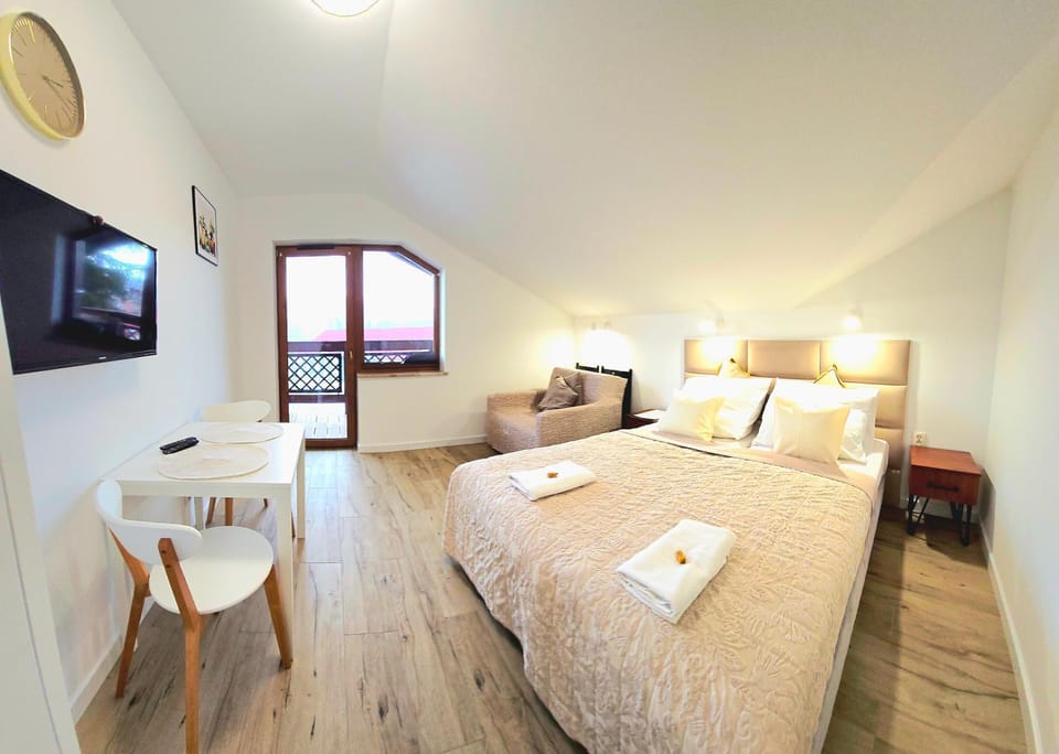 Bed, TV and multimedia, Living room, Photo of the whole room, Seating area, Bedroom, towels