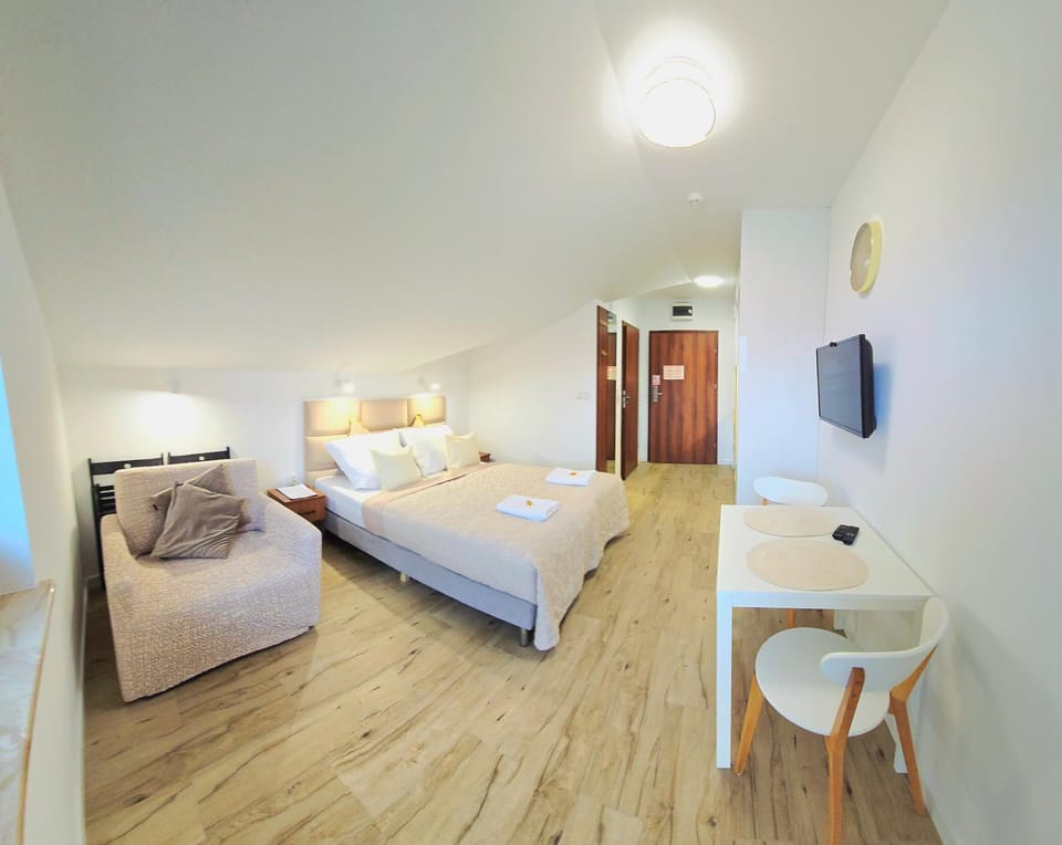 Bed, TV and multimedia, Living room, Photo of the whole room, Seating area, Bedroom, towels