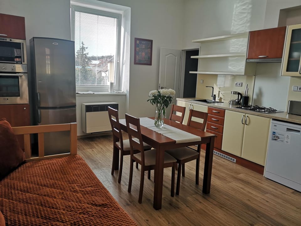 Kitchen or kitchenette, Dining area