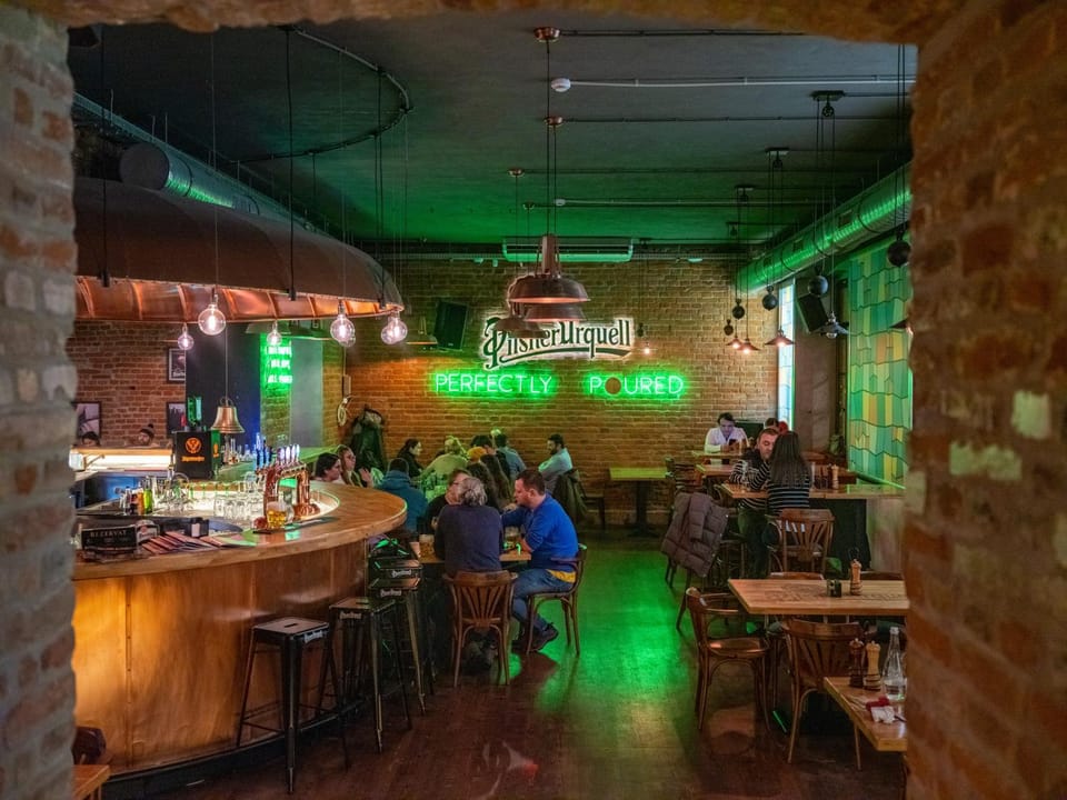 Restaurant/places to eat, Lounge or bar