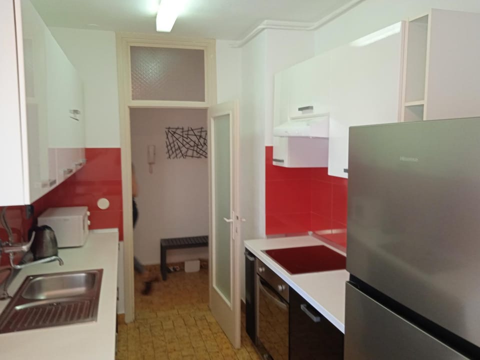 Kitchen or kitchenette, minibar, stove