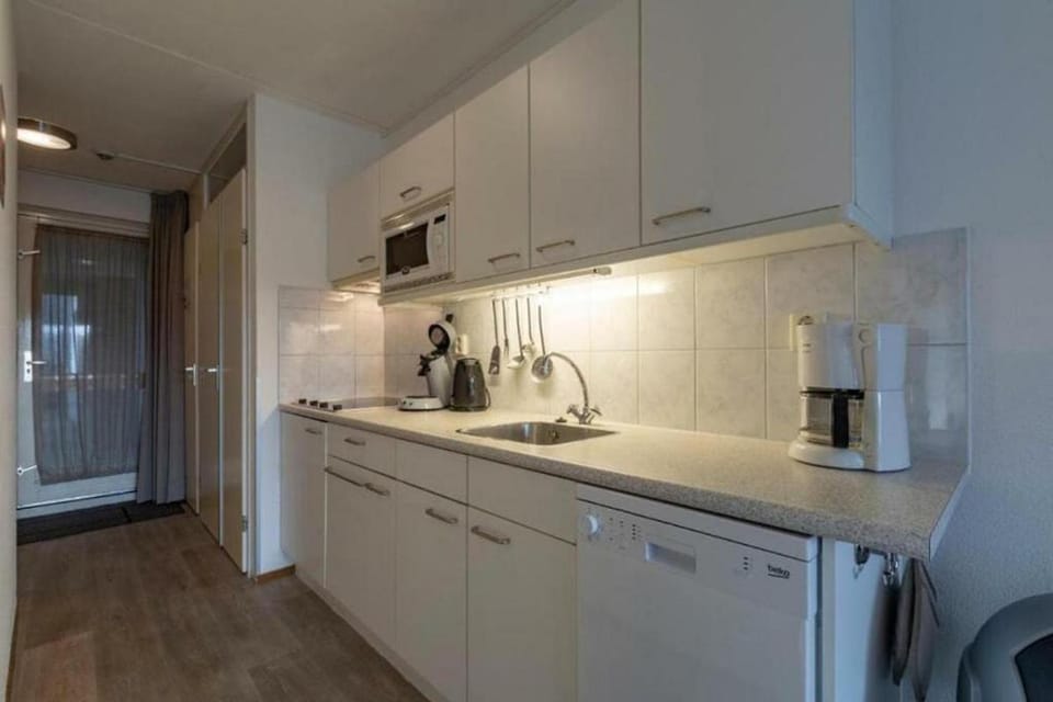 Coffee/tea facilities, microwave, stove, kitchen