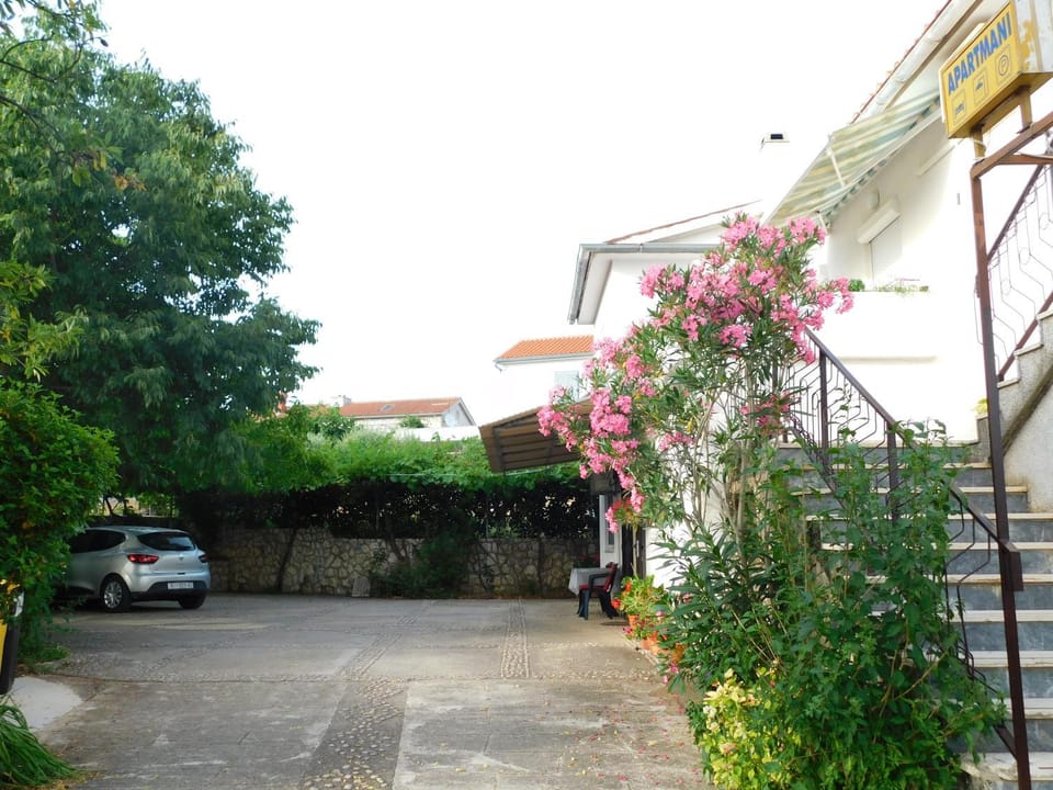 Property building, Patio, Facade/entrance