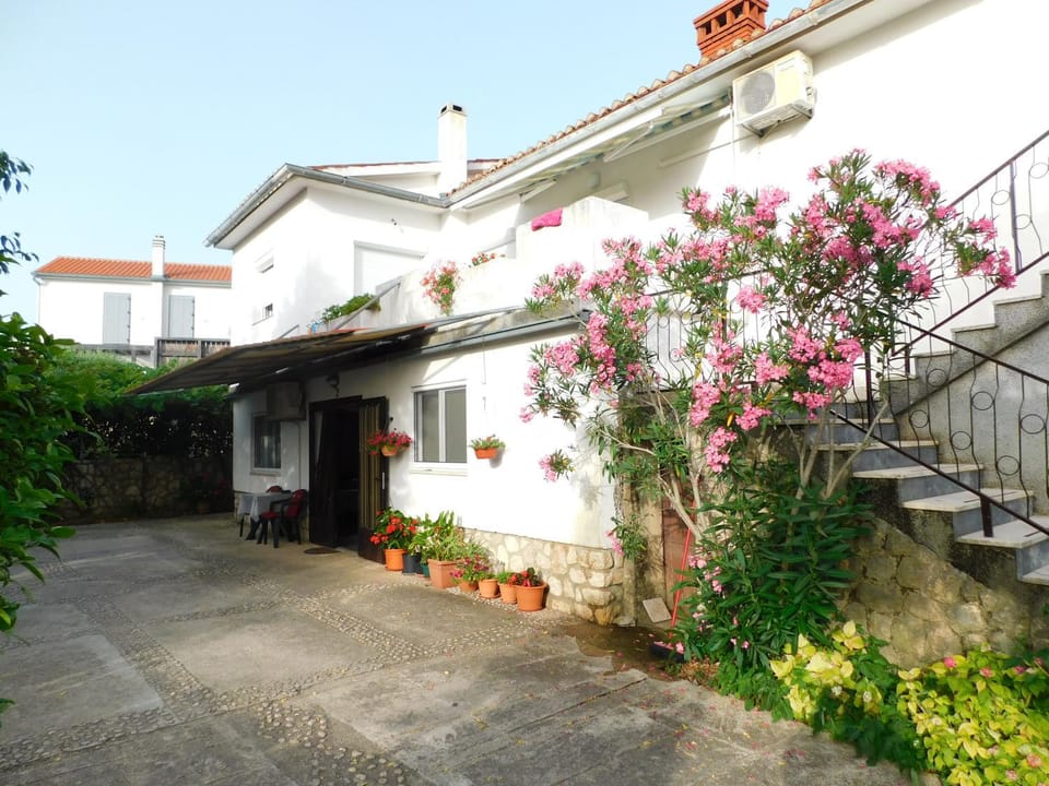 Property building, Facade/entrance, Garden