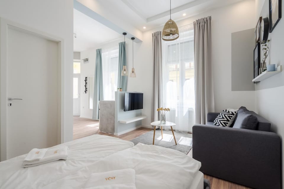 Communal lounge/ TV room, Bed, TV and multimedia, Living room, Photo of the whole room, Seating area, Evening entertainment, Bedroom