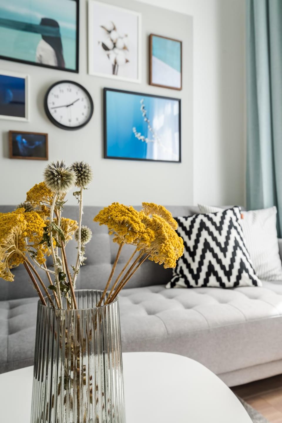 Living room, Photo of the whole room, Decorative detail, Seating area, Entertainment, internet