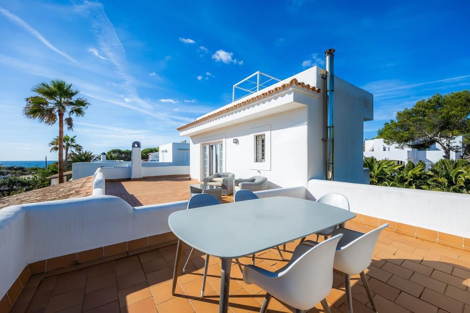 Property building, Balcony/Terrace, Living room