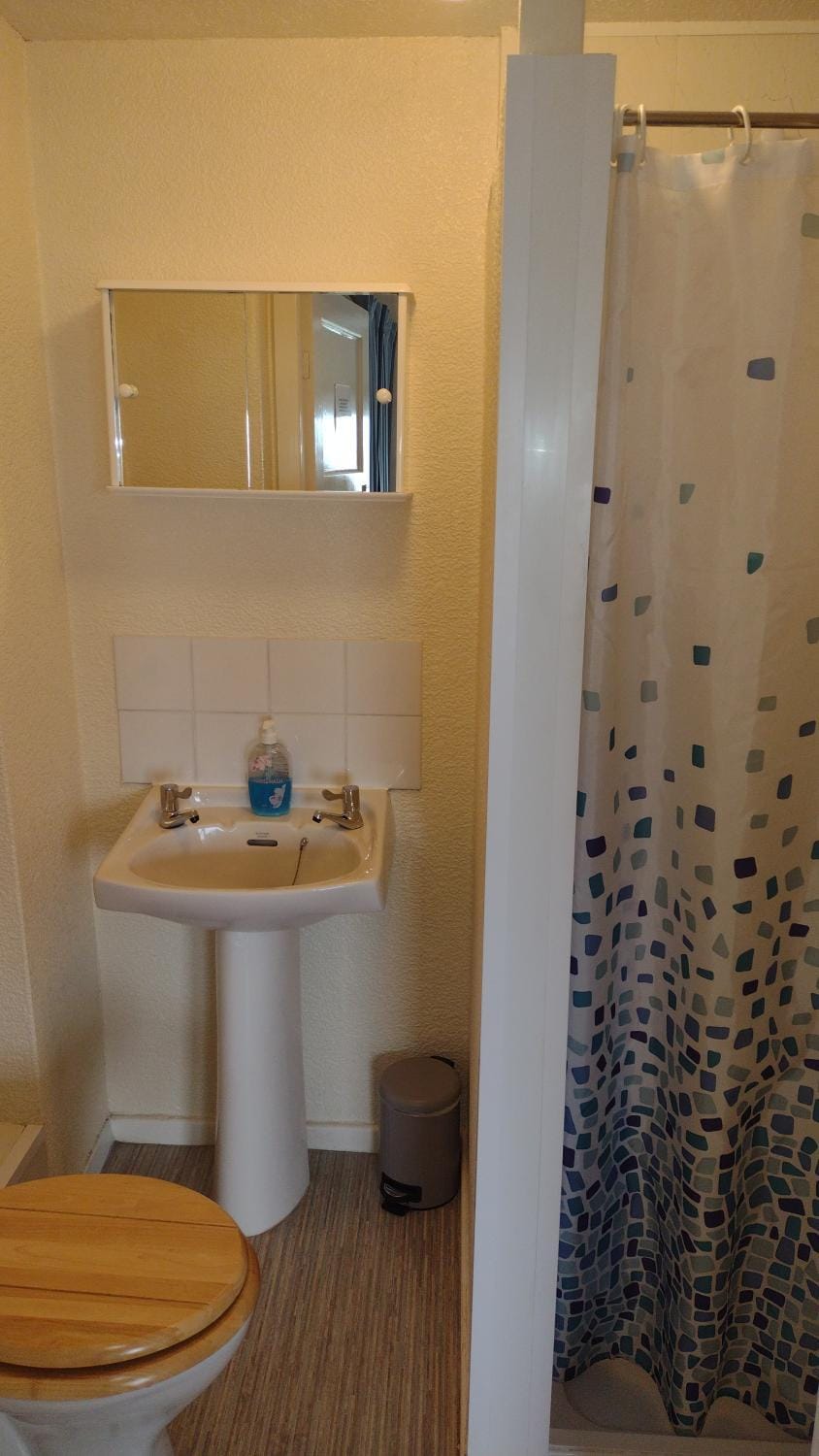Shower, Toilet