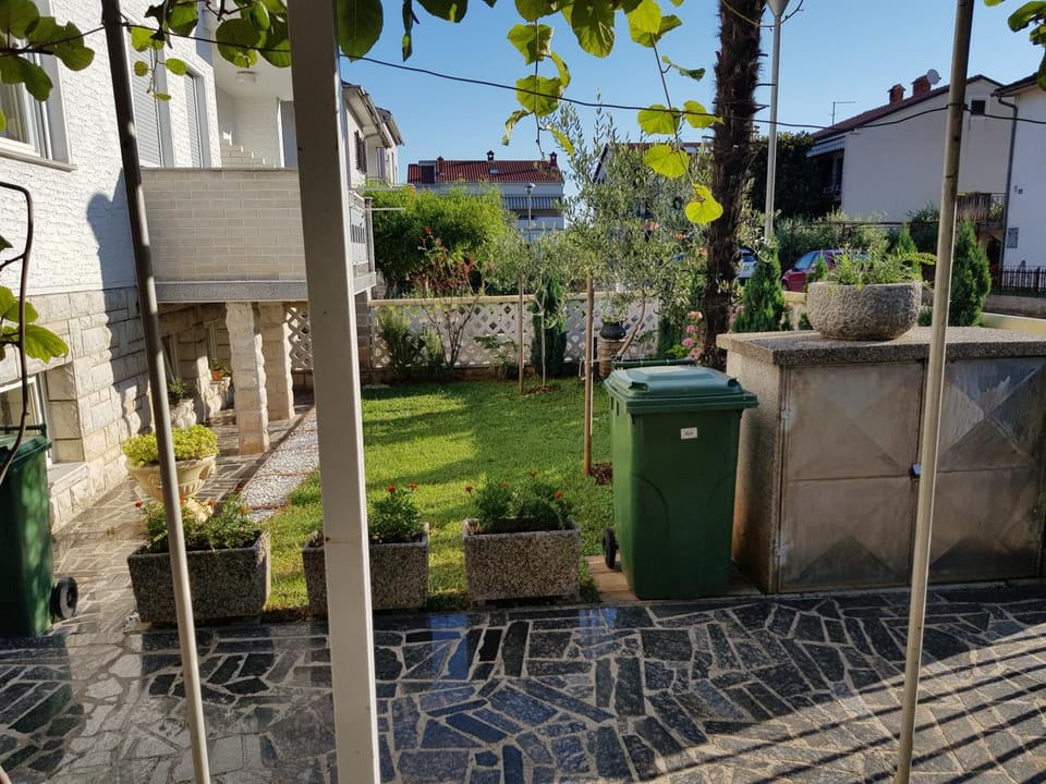 Property building, Facade/entrance, Garden