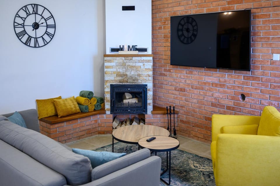Communal lounge/ TV room, TV and multimedia, Living room