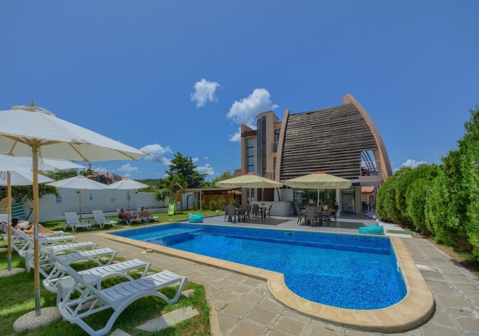 Property building, Day, Pool view, Swimming pool, sunbed