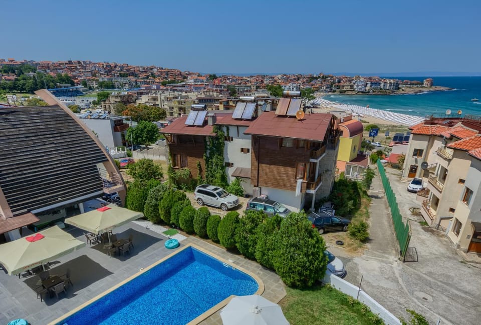 Property building, Day, Neighbourhood, Natural landscape, Bird's eye view, Beach, City view, Pool view, Sea view, Street view, Swimming pool, Location