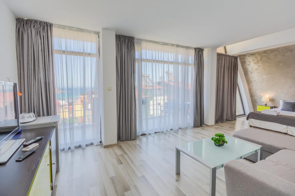Bed, Photo of the whole room, Seating area, Bedroom