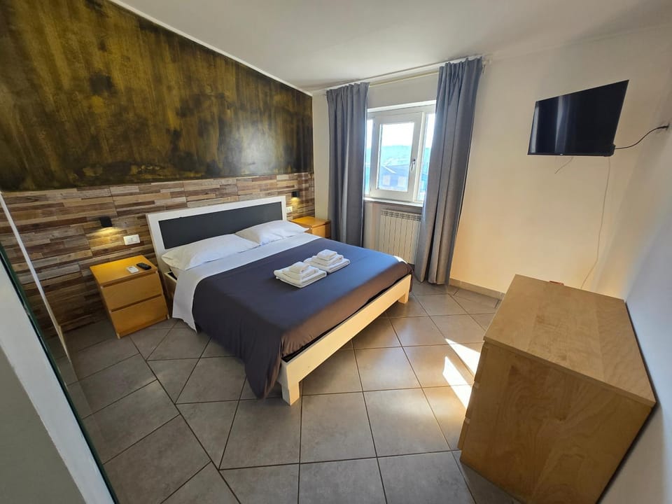 Bed, TV and multimedia, Photo of the whole room, Bedroom