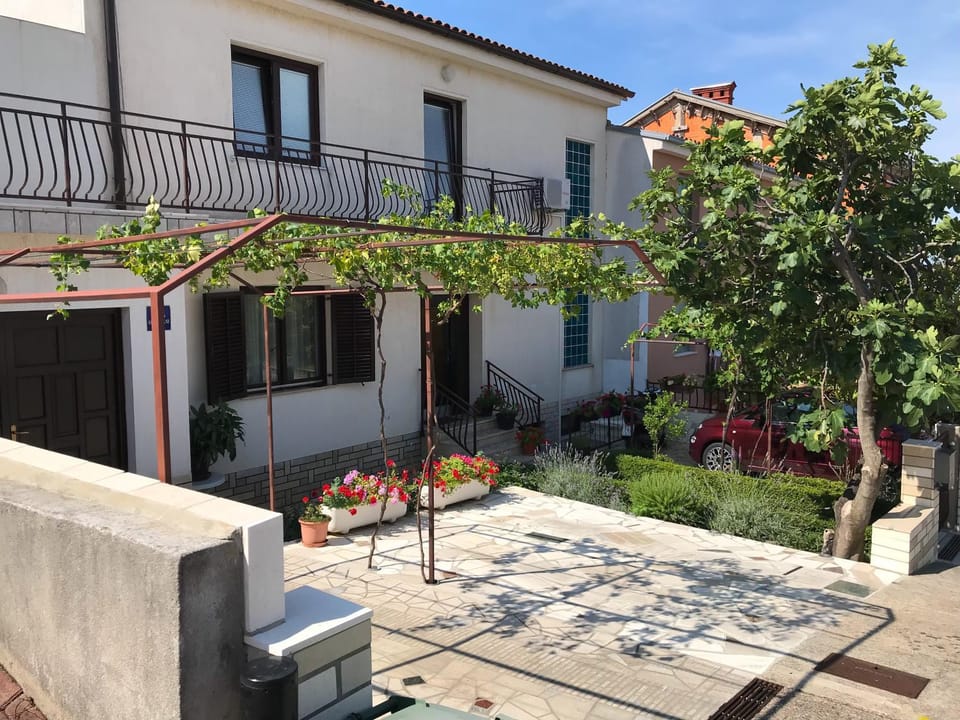 Property building, Patio, Facade/entrance