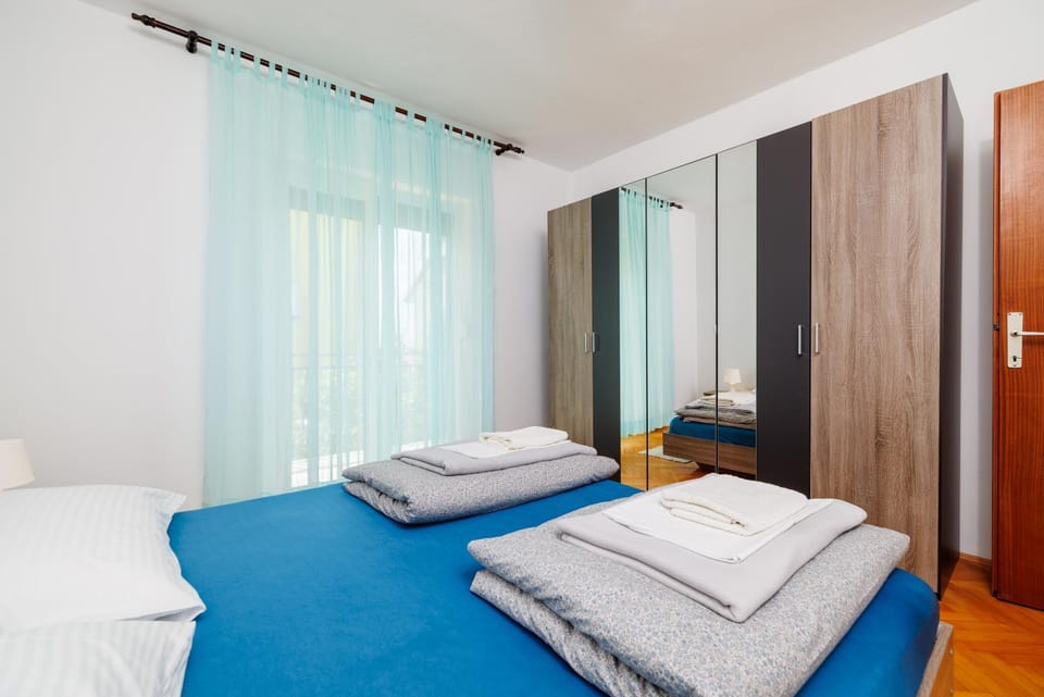 Bed, Bedroom, towels, wardrobe
