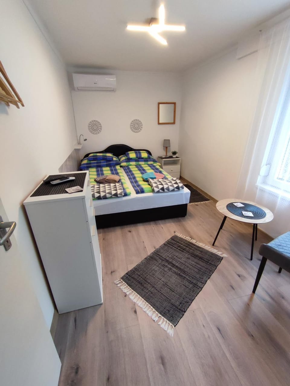 Photo of the whole room, Bedroom