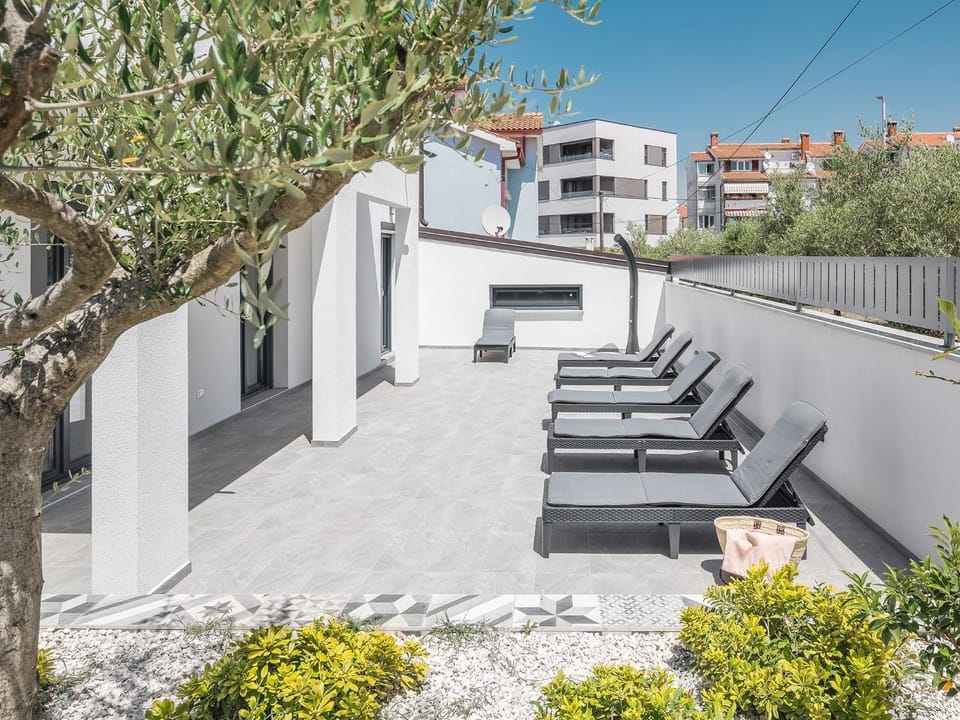 Property building, Patio, Facade/entrance, Balcony/Terrace
