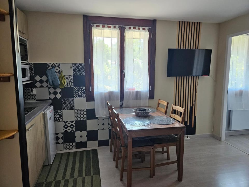 Kitchen or kitchenette, Dining area