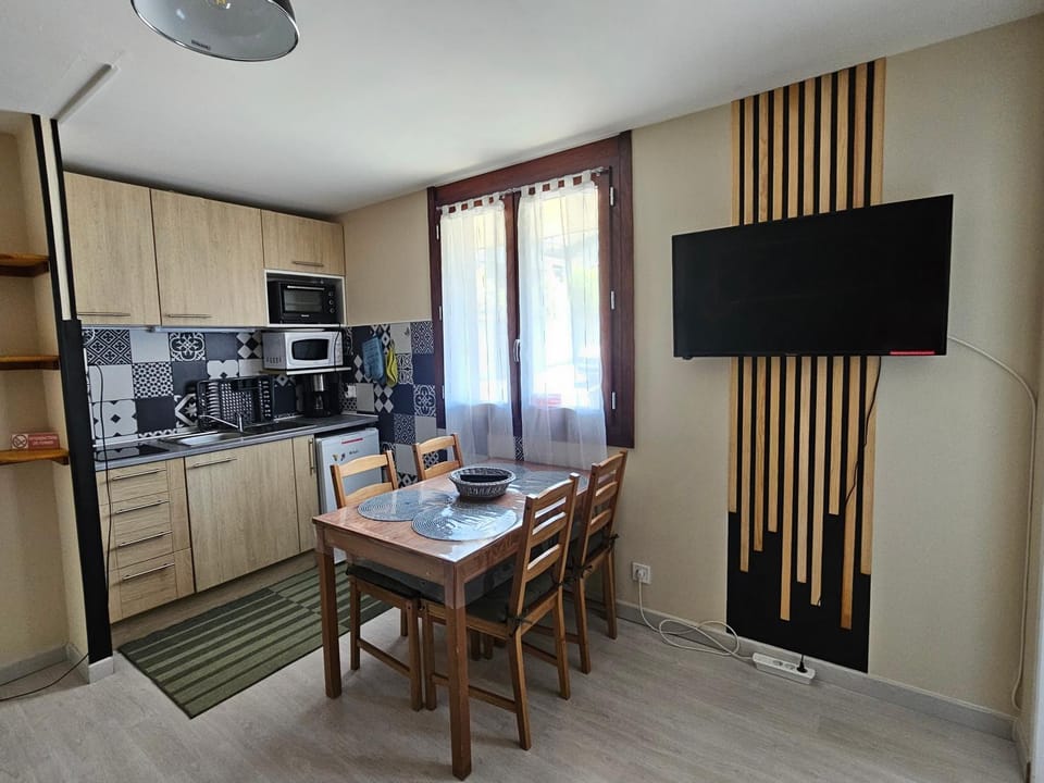 Kitchen or kitchenette, Dining area