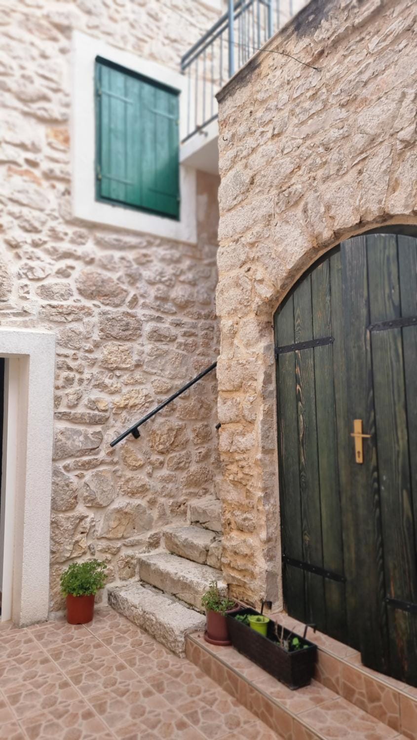 Property building, Facade/entrance, Day, Inner courtyard view