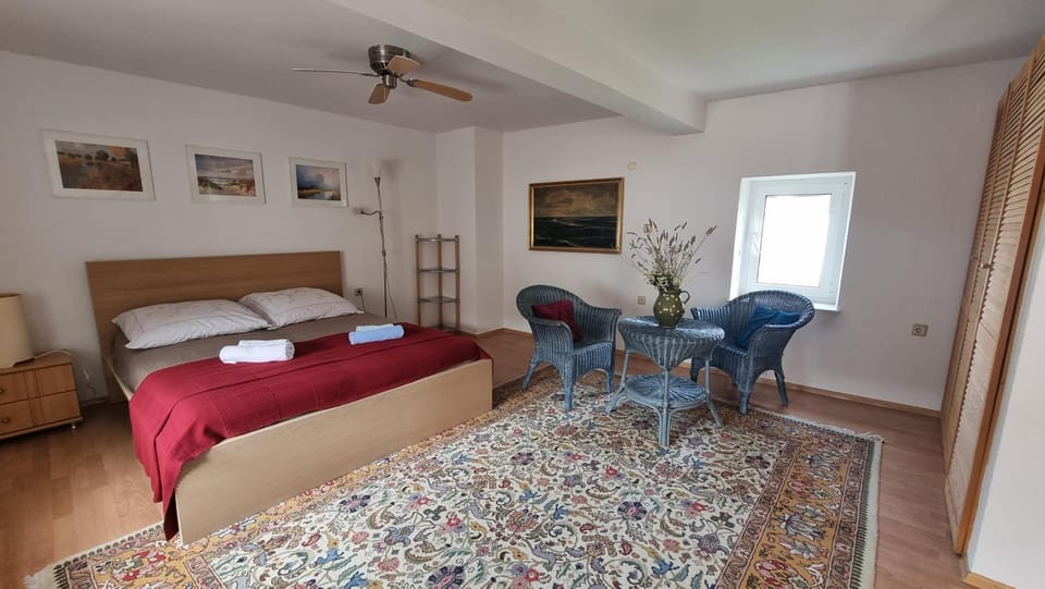 Bed, Seating area, Bedroom