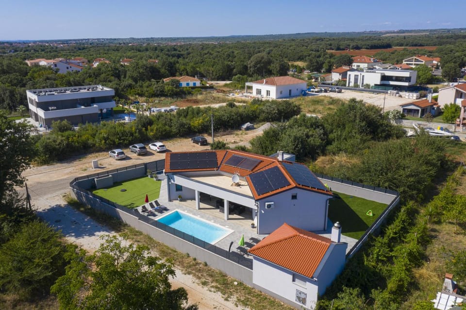 Property building, Day, Neighbourhood, Natural landscape, Bird's eye view, Pool view, Street view, Swimming pool