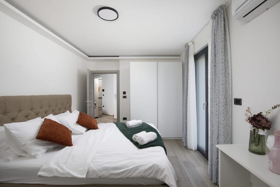 Bed, Photo of the whole room, Bedroom, towels, wardrobe, air conditioner