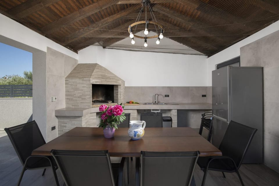 Kitchen or kitchenette, Living room, Seating area, Dining area, pet friendly
